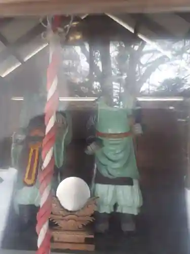 信濃神社の像