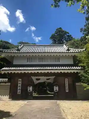 目の霊山　油山寺の山門・神門