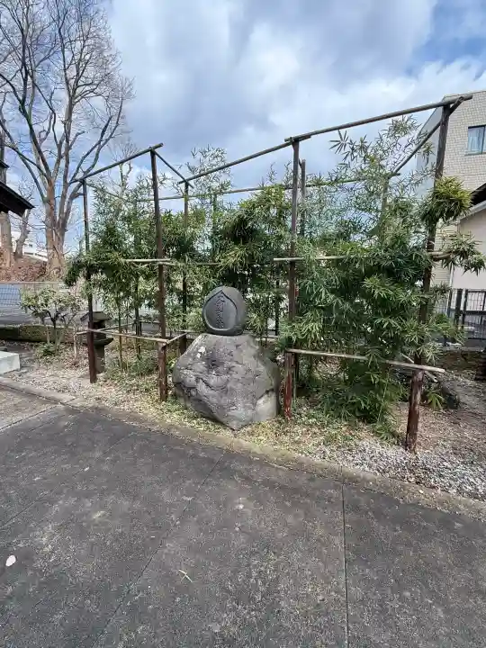 歌懸稲荷神社の{uncategorized: "未分類", other: "その他", undefined: "問題あり", building: "その他建物", grave: "お墓", sacred_gate: "鳥居", guardian: "狛犬", statue: "像", buddha: "仏像", history: "歴史", nature: "自然", garden: "庭園", animal: "動物", pagoda: "塔", temizu: "手水舎", mountain_gate: "山門・神門", sanctuary: "本殿・本堂", subordinate: "末社・摂社", art: "芸術", scenery: "景色", jizo: "地蔵", ema: "絵馬", goshuin: "御朱印", omikuji: "おみくじ", items: "授与品その他", amulet: "お守り", goshuincho: "御朱印帳", eats: "食事", festival: "お祭り", votive_dance: "神楽", shichigosan: "七五三参", wedding: "結婚式", experience: "体験その他", initially: "初詣", around: "周辺", anti_infection: "感染症対策"}