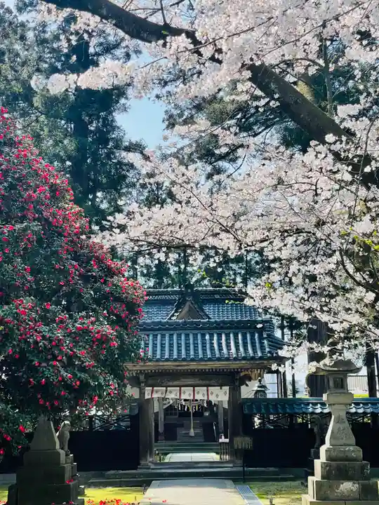 守りの神 藤基神社の山門・神門