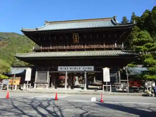 久遠寺の山門