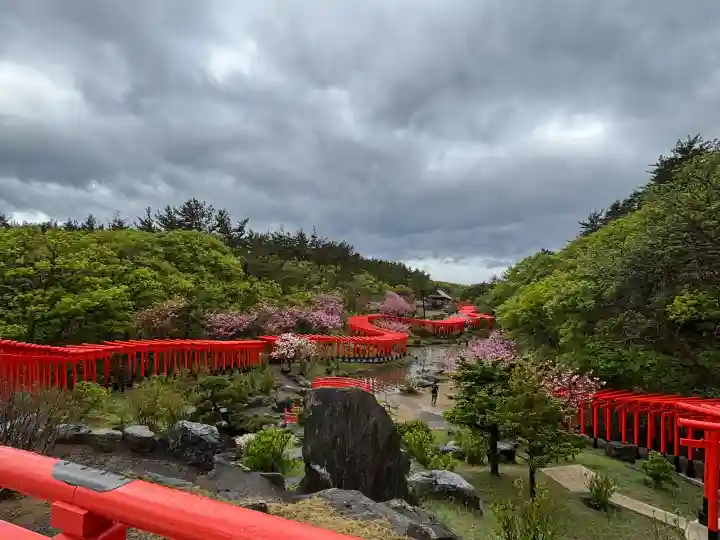 高山稲荷神社の{uncategorized: "未分類", other: "その他", undefined: "問題あり", building: "その他建物", grave: "お墓", sacred_gate: "鳥居", guardian: "狛犬", statue: "像", buddha: "仏像", history: "歴史", nature: "自然", garden: "庭園", animal: "動物", pagoda: "塔", temizu: "手水舎", mountain_gate: "山門・神門", sanctuary: "本殿・本堂", subordinate: "末社・摂社", art: "芸術", scenery: "景色", jizo: "地蔵", ema: "絵馬", goshuin: "御朱印", omikuji: "おみくじ", items: "授与品その他", amulet: "お守り", goshuincho: "御朱印帳", eats: "食事", festival: "お祭り", votive_dance: "神楽", shichigosan: "七五三参", wedding: "結婚式", experience: "体験その他", initially: "初詣", around: "周辺", anti_infection: "感染症対策"}