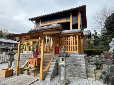 三社神社の{uncategorized: "未分類", other: "その他", undefined: "問題あり", building: "その他建物", grave: "お墓", sacred_gate: "鳥居", guardian: "狛犬", statue: "像", buddha: "仏像", history: "歴史", nature: "自然", garden: "庭園", animal: "動物", pagoda: "塔", temizu: "手水舎", mountain_gate: "山門・神門", sanctuary: "本殿・本堂", subordinate: "末社・摂社", art: "芸術", scenery: "景色", jizo: "地蔵", ema: "絵馬", goshuin: "御朱印", omikuji: "おみくじ", items: "授与品その他", amulet: "お守り", goshuincho: "御朱印帳", eats: "食事", festival: "お祭り", votive_dance: "神楽", shichigosan: "七五三参", wedding: "結婚式", experience: "体験その他", initially: "初詣", around: "周辺", anti_infection: "感染症対策"}