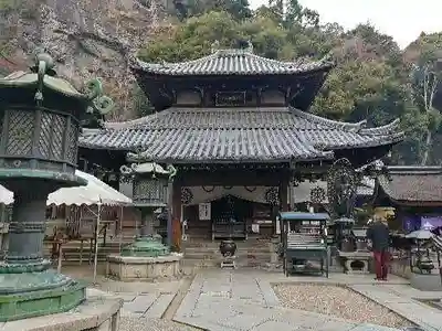 宝山寺の本殿・本堂
