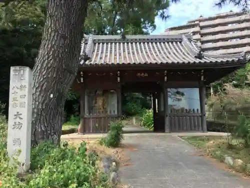 弥勒寺の山門