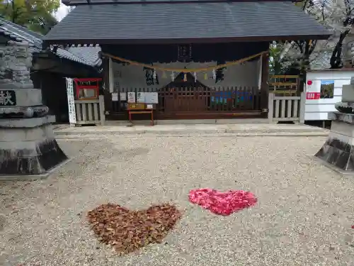 小垣江神明神社の{uncategorized: "未分類", other: "その他", undefined: "問題あり", building: "その他建物", grave: "お墓", sacred_gate: "鳥居", guardian: "狛犬", statue: "像", buddha: "仏像", history: "歴史", nature: "自然", garden: "庭園", animal: "動物", pagoda: "塔", temizu: "手水舎", mountain_gate: "山門・神門", sanctuary: "本殿・本堂", subordinate: "末社・摂社", art: "芸術", scenery: "景色", jizo: "地蔵", ema: "絵馬", goshuin: "御朱印", omikuji: "おみくじ", items: "授与品その他", amulet: "お守り", goshuincho: "御朱印帳", eats: "食事", festival: "お祭り", votive_dance: "神楽", shichigosan: "七五三参", wedding: "結婚式", experience: "体験その他", initially: "初詣", around: "周辺", anti_infection: "感染症対策"}