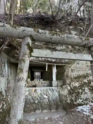三峯神社の{uncategorized: "未分類", other: "その他", undefined: "問題あり", building: "その他建物", grave: "お墓", sacred_gate: "鳥居", guardian: "狛犬", statue: "像", buddha: "仏像", history: "歴史", nature: "自然", garden: "庭園", animal: "動物", pagoda: "塔", temizu: "手水舎", mountain_gate: "山門・神門", sanctuary: "本殿・本堂", subordinate: "末社・摂社", art: "芸術", scenery: "景色", jizo: "地蔵", ema: "絵馬", goshuin: "御朱印", omikuji: "おみくじ", items: "授与品その他", amulet: "お守り", goshuincho: "御朱印帳", eats: "食事", festival: "お祭り", votive_dance: "神楽", shichigosan: "七五三参", wedding: "結婚式", experience: "体験その他", initially: "初詣", around: "周辺", anti_infection: "感染症対策"}