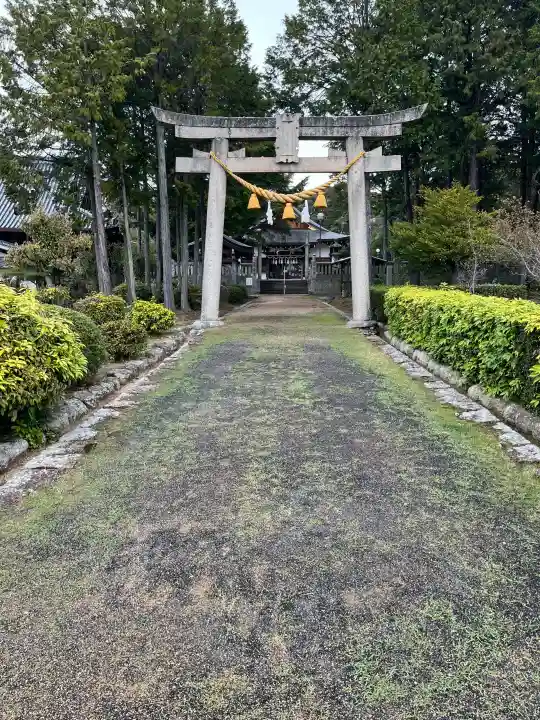 豊原北島神社の{uncategorized: "未分類", other: "その他", undefined: "問題あり", building: "その他建物", grave: "お墓", sacred_gate: "鳥居", guardian: "狛犬", statue: "像", buddha: "仏像", history: "歴史", nature: "自然", garden: "庭園", animal: "動物", pagoda: "塔", temizu: "手水舎", mountain_gate: "山門・神門", sanctuary: "本殿・本堂", subordinate: "末社・摂社", art: "芸術", scenery: "景色", jizo: "地蔵", ema: "絵馬", goshuin: "御朱印", omikuji: "おみくじ", items: "授与品その他", amulet: "お守り", goshuincho: "御朱印帳", eats: "食事", festival: "お祭り", votive_dance: "神楽", shichigosan: "七五三参", wedding: "結婚式", experience: "体験その他", initially: "初詣", around: "周辺", anti_infection: "感染症対策"}