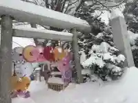札幌諏訪神社の{uncategorized: "未分類", other: "その他", undefined: "問題あり", building: "その他建物", grave: "お墓", sacred_gate: "鳥居", guardian: "狛犬", statue: "像", buddha: "仏像", history: "歴史", nature: "自然", garden: "庭園", animal: "動物", pagoda: "塔", temizu: "手水舎", mountain_gate: "山門・神門", sanctuary: "本殿・本堂", subordinate: "末社・摂社", art: "芸術", scenery: "景色", jizo: "地蔵", ema: "絵馬", goshuin: "御朱印", omikuji: "おみくじ", items: "授与品その他", amulet: "お守り", goshuincho: "御朱印帳", eats: "食事", festival: "お祭り", votive_dance: "神楽", shichigosan: "七五三参", wedding: "結婚式", experience: "体験その他", initially: "初詣", around: "周辺", anti_infection: "感染症対策"}