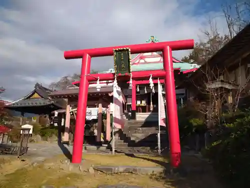 差出磯大嶽山神社 仕事と健康と厄よけの神さまの鳥居