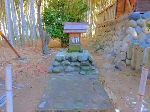 神明社荒神社（萩原町串作）の末社・摂社
