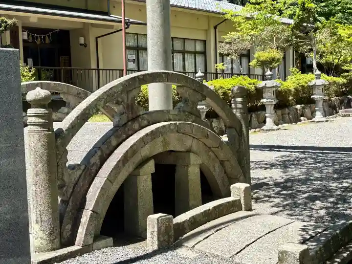 伊奈冨神社の{uncategorized: "未分類", other: "その他", undefined: "問題あり", building: "その他建物", grave: "お墓", sacred_gate: "鳥居", guardian: "狛犬", statue: "像", buddha: "仏像", history: "歴史", nature: "自然", garden: "庭園", animal: "動物", pagoda: "塔", temizu: "手水舎", mountain_gate: "山門・神門", sanctuary: "本殿・本堂", subordinate: "末社・摂社", art: "芸術", scenery: "景色", jizo: "地蔵", ema: "絵馬", goshuin: "御朱印", omikuji: "おみくじ", items: "授与品その他", amulet: "お守り", goshuincho: "御朱印帳", eats: "食事", festival: "お祭り", votive_dance: "神楽", shichigosan: "七五三参", wedding: "結婚式", experience: "体験その他", initially: "初詣", around: "周辺", anti_infection: "感染症対策"}