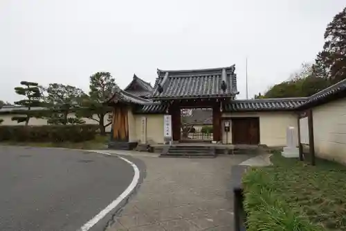 法華寺の山門