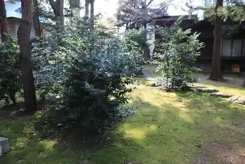 榊神社の庭園