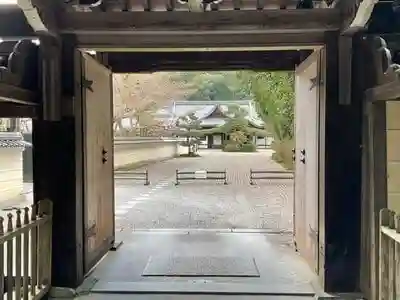 円照寺の山門