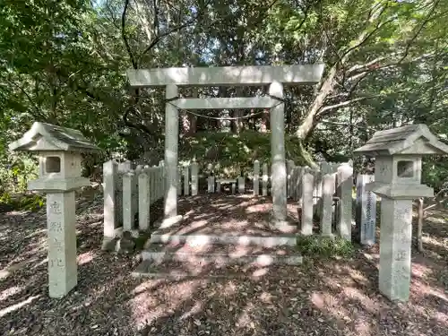 稲荷大明神の鳥居