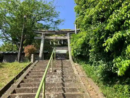 諏訪神社の{uncategorized: "未分類", other: "その他", undefined: "問題あり", building: "その他建物", grave: "お墓", sacred_gate: "鳥居", guardian: "狛犬", statue: "像", buddha: "仏像", history: "歴史", nature: "自然", garden: "庭園", animal: "動物", pagoda: "塔", temizu: "手水舎", mountain_gate: "山門・神門", sanctuary: "本殿・本堂", subordinate: "末社・摂社", art: "芸術", scenery: "景色", jizo: "地蔵", ema: "絵馬", goshuin: "御朱印", omikuji: "おみくじ", items: "授与品その他", amulet: "お守り", goshuincho: "御朱印帳", eats: "食事", festival: "お祭り", votive_dance: "神楽", shichigosan: "七五三参", wedding: "結婚式", experience: "体験その他", initially: "初詣", around: "周辺", anti_infection: "感染症対策"}