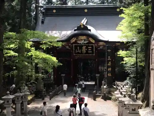 三峯神社の山門・神門