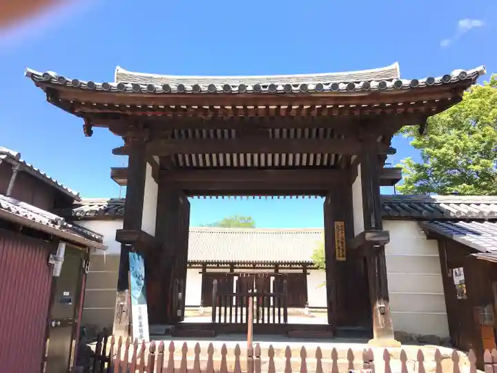 新薬師寺の山門・神門