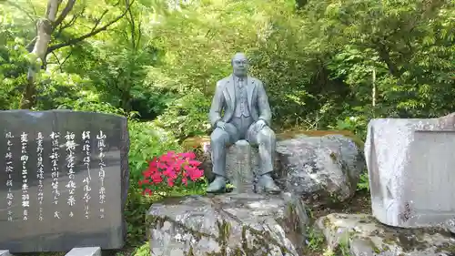 宝登山神社の像