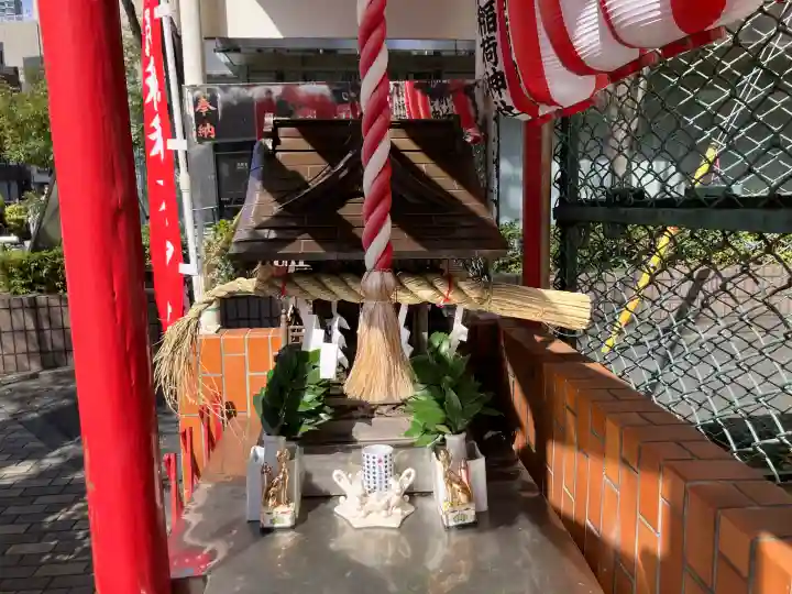 商和稲荷神社の{uncategorized: "未分類", other: "その他", undefined: "問題あり", building: "その他建物", grave: "お墓", sacred_gate: "鳥居", guardian: "狛犬", statue: "像", buddha: "仏像", history: "歴史", nature: "自然", garden: "庭園", animal: "動物", pagoda: "塔", temizu: "手水舎", mountain_gate: "山門・神門", sanctuary: "本殿・本堂", subordinate: "末社・摂社", art: "芸術", scenery: "景色", jizo: "地蔵", ema: "絵馬", goshuin: "御朱印", omikuji: "おみくじ", items: "授与品その他", amulet: "お守り", goshuincho: "御朱印帳", eats: "食事", festival: "お祭り", votive_dance: "神楽", shichigosan: "七五三参", wedding: "結婚式", experience: "体験その他", initially: "初詣", around: "周辺", anti_infection: "感染症対策"}