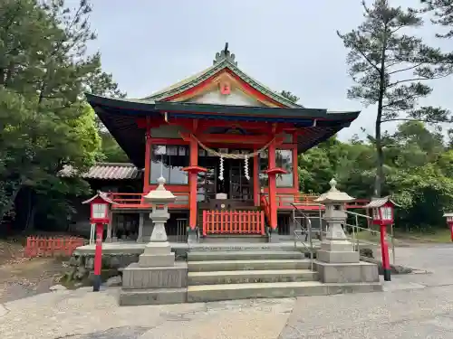 月讀神社の{uncategorized: "未分類", other: "その他", undefined: "問題あり", building: "その他建物", grave: "お墓", sacred_gate: "鳥居", guardian: "狛犬", statue: "像", buddha: "仏像", history: "歴史", nature: "自然", garden: "庭園", animal: "動物", pagoda: "塔", temizu: "手水舎", mountain_gate: "山門・神門", sanctuary: "本殿・本堂", subordinate: "末社・摂社", art: "芸術", scenery: "景色", jizo: "地蔵", ema: "絵馬", goshuin: "御朱印", omikuji: "おみくじ", items: "授与品その他", amulet: "お守り", goshuincho: "御朱印帳", eats: "食事", festival: "お祭り", votive_dance: "神楽", shichigosan: "七五三参", wedding: "結婚式", experience: "体験その他", initially: "初詣", around: "周辺", anti_infection: "感染症対策"}