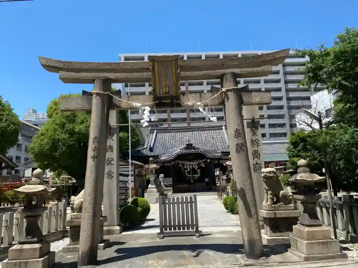 富島神社の{uncategorized: "未分類", other: "その他", undefined: "問題あり", building: "その他建物", grave: "お墓", sacred_gate: "鳥居", guardian: "狛犬", statue: "像", buddha: "仏像", history: "歴史", nature: "自然", garden: "庭園", animal: "動物", pagoda: "塔", temizu: "手水舎", mountain_gate: "山門・神門", sanctuary: "本殿・本堂", subordinate: "末社・摂社", art: "芸術", scenery: "景色", jizo: "地蔵", ema: "絵馬", goshuin: "御朱印", omikuji: "おみくじ", items: "授与品その他", amulet: "お守り", goshuincho: "御朱印帳", eats: "食事", festival: "お祭り", votive_dance: "神楽", shichigosan: "七五三参", wedding: "結婚式", experience: "体験その他", initially: "初詣", around: "周辺", anti_infection: "感染症対策"}