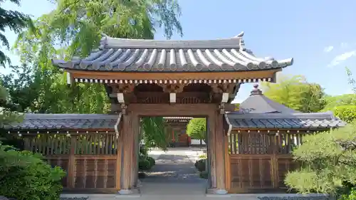 長青寺の山門