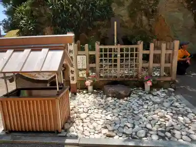 花窟神社の{uncategorized: "未分類", other: "その他", undefined: "問題あり", building: "その他建物", grave: "お墓", sacred_gate: "鳥居", guardian: "狛犬", statue: "像", buddha: "仏像", history: "歴史", nature: "自然", garden: "庭園", animal: "動物", pagoda: "塔", temizu: "手水舎", mountain_gate: "山門・神門", sanctuary: "本殿・本堂", subordinate: "末社・摂社", art: "芸術", scenery: "景色", jizo: "地蔵", ema: "絵馬", goshuin: "御朱印", omikuji: "おみくじ", items: "授与品その他", amulet: "お守り", goshuincho: "御朱印帳", eats: "食事", festival: "お祭り", votive_dance: "神楽", shichigosan: "七五三参", wedding: "結婚式", experience: "体験その他", initially: "初詣", around: "周辺", anti_infection: "感染症対策"}