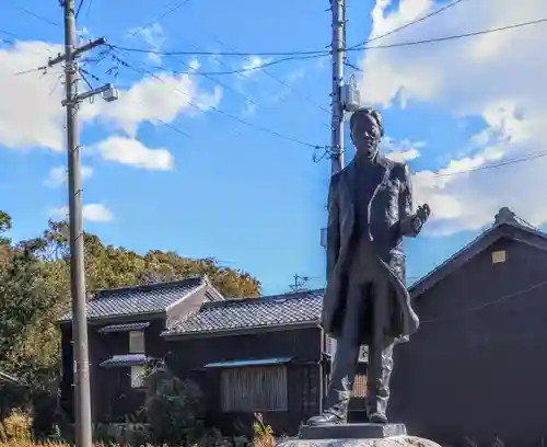 八幡神社の像