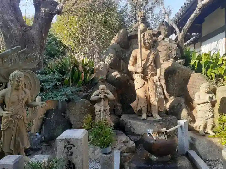 大聖勝軍寺の{uncategorized: "未分類", other: "その他", undefined: "問題あり", building: "その他建物", grave: "お墓", sacred_gate: "鳥居", guardian: "狛犬", statue: "像", buddha: "仏像", history: "歴史", nature: "自然", garden: "庭園", animal: "動物", pagoda: "塔", temizu: "手水舎", mountain_gate: "山門・神門", sanctuary: "本殿・本堂", subordinate: "末社・摂社", art: "芸術", scenery: "景色", jizo: "地蔵", ema: "絵馬", goshuin: "御朱印", omikuji: "おみくじ", items: "授与品その他", amulet: "お守り", goshuincho: "御朱印帳", eats: "食事", festival: "お祭り", votive_dance: "神楽", shichigosan: "七五三参", wedding: "結婚式", experience: "体験その他", initially: "初詣", around: "周辺", anti_infection: "感染症対策"}