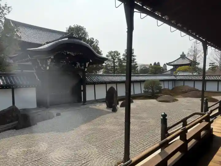 東福禅寺(東福寺)の{uncategorized: "未分類", other: "その他", undefined: "問題あり", building: "その他建物", grave: "お墓", sacred_gate: "鳥居", guardian: "狛犬", statue: "像", buddha: "仏像", history: "歴史", nature: "自然", garden: "庭園", animal: "動物", pagoda: "塔", temizu: "手水舎", mountain_gate: "山門・神門", sanctuary: "本殿・本堂", subordinate: "末社・摂社", art: "芸術", scenery: "景色", jizo: "地蔵", ema: "絵馬", goshuin: "御朱印", omikuji: "おみくじ", items: "授与品その他", amulet: "お守り", goshuincho: "御朱印帳", eats: "食事", festival: "お祭り", votive_dance: "神楽", shichigosan: "七五三参", wedding: "結婚式", experience: "体験その他", initially: "初詣", around: "周辺", anti_infection: "感染症対策"}