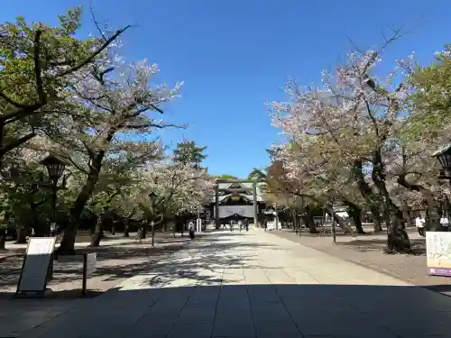 靖國神社の{uncategorized: "未分類", other: "その他", undefined: "問題あり", building: "その他建物", grave: "お墓", sacred_gate: "鳥居", guardian: "狛犬", statue: "像", buddha: "仏像", history: "歴史", nature: "自然", garden: "庭園", animal: "動物", pagoda: "塔", temizu: "手水舎", mountain_gate: "山門・神門", sanctuary: "本殿・本堂", subordinate: "末社・摂社", art: "芸術", scenery: "景色", jizo: "地蔵", ema: "絵馬", goshuin: "御朱印", omikuji: "おみくじ", items: "授与品その他", amulet: "お守り", goshuincho: "御朱印帳", eats: "食事", festival: "お祭り", votive_dance: "神楽", shichigosan: "七五三参", wedding: "結婚式", experience: "体験その他", initially: "初詣", around: "周辺", anti_infection: "感染症対策"}