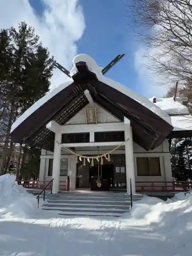 北広島市総鎮守　廣島神社の{uncategorized: "未分類", other: "その他", undefined: "問題あり", building: "その他建物", grave: "お墓", sacred_gate: "鳥居", guardian: "狛犬", statue: "像", buddha: "仏像", history: "歴史", nature: "自然", garden: "庭園", animal: "動物", pagoda: "塔", temizu: "手水舎", mountain_gate: "山門・神門", sanctuary: "本殿・本堂", subordinate: "末社・摂社", art: "芸術", scenery: "景色", jizo: "地蔵", ema: "絵馬", goshuin: "御朱印", omikuji: "おみくじ", items: "授与品その他", amulet: "お守り", goshuincho: "御朱印帳", eats: "食事", festival: "お祭り", votive_dance: "神楽", shichigosan: "七五三参", wedding: "結婚式", experience: "体験その他", initially: "初詣", around: "周辺", anti_infection: "感染症対策"}