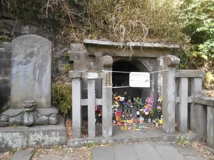 法華堂跡(源頼朝墓・北条義時墓)のお墓