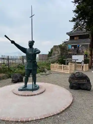 眞田神社の像