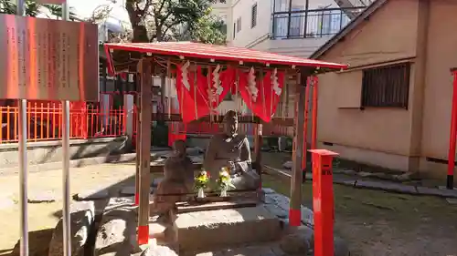 三囲神社の像