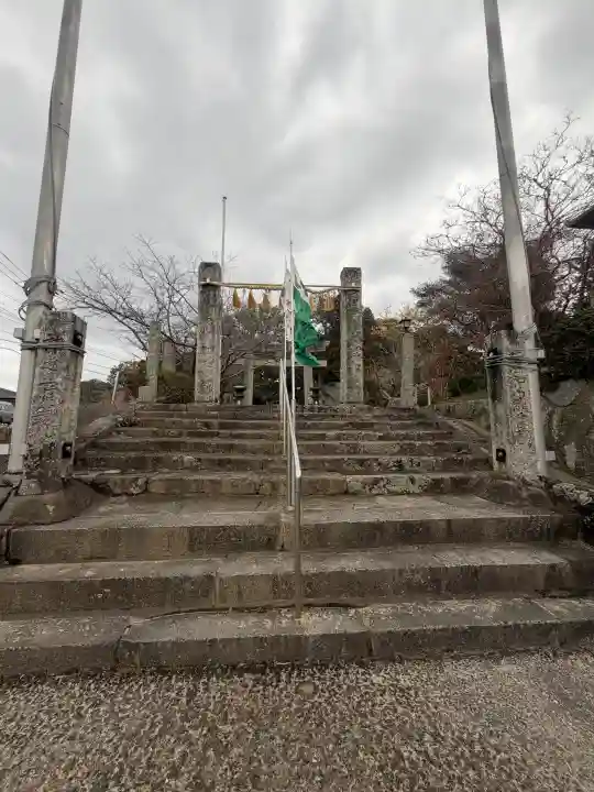 六所神社の{uncategorized: "未分類", other: "その他", undefined: "問題あり", building: "その他建物", grave: "お墓", sacred_gate: "鳥居", guardian: "狛犬", statue: "像", buddha: "仏像", history: "歴史", nature: "自然", garden: "庭園", animal: "動物", pagoda: "塔", temizu: "手水舎", mountain_gate: "山門・神門", sanctuary: "本殿・本堂", subordinate: "末社・摂社", art: "芸術", scenery: "景色", jizo: "地蔵", ema: "絵馬", goshuin: "御朱印", omikuji: "おみくじ", items: "授与品その他", amulet: "お守り", goshuincho: "御朱印帳", eats: "食事", festival: "お祭り", votive_dance: "神楽", shichigosan: "七五三参", wedding: "結婚式", experience: "体験その他", initially: "初詣", around: "周辺", anti_infection: "感染症対策"}
