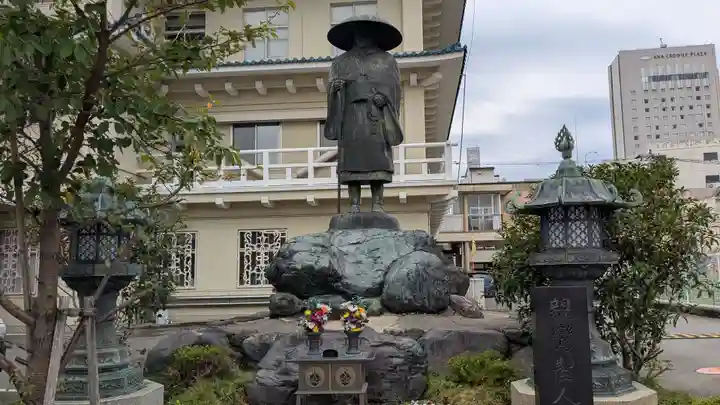 本願寺富山別院の像