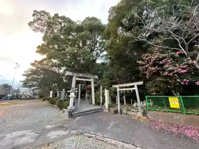 箕曲神社の{uncategorized: "未分類", other: "その他", undefined: "問題あり", building: "その他建物", grave: "お墓", sacred_gate: "鳥居", guardian: "狛犬", statue: "像", buddha: "仏像", history: "歴史", nature: "自然", garden: "庭園", animal: "動物", pagoda: "塔", temizu: "手水舎", mountain_gate: "山門・神門", sanctuary: "本殿・本堂", subordinate: "末社・摂社", art: "芸術", scenery: "景色", jizo: "地蔵", ema: "絵馬", goshuin: "御朱印", omikuji: "おみくじ", items: "授与品その他", amulet: "お守り", goshuincho: "御朱印帳", eats: "食事", festival: "お祭り", votive_dance: "神楽", shichigosan: "七五三参", wedding: "結婚式", experience: "体験その他", initially: "初詣", around: "周辺", anti_infection: "感染症対策"}