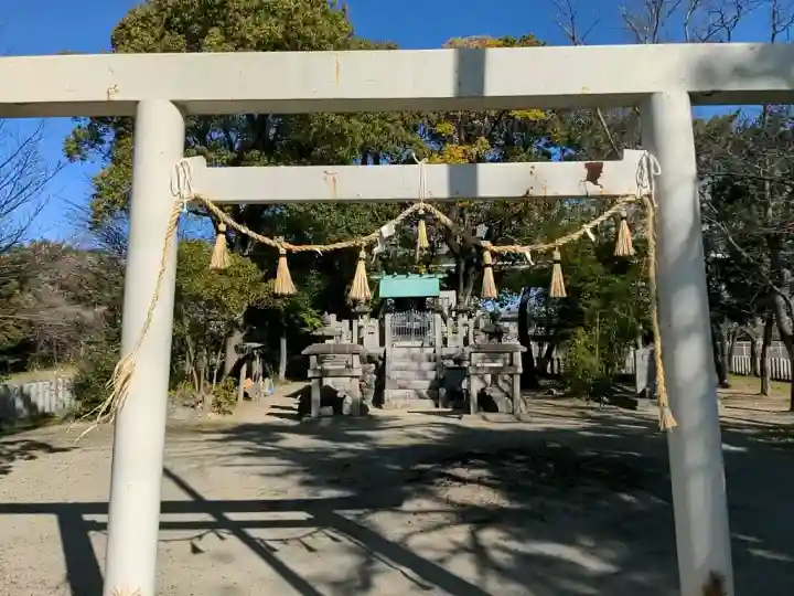 神明社(東お宮)の{uncategorized: "未分類", other: "その他", undefined: "問題あり", building: "その他建物", grave: "お墓", sacred_gate: "鳥居", guardian: "狛犬", statue: "像", buddha: "仏像", history: "歴史", nature: "自然", garden: "庭園", animal: "動物", pagoda: "塔", temizu: "手水舎", mountain_gate: "山門・神門", sanctuary: "本殿・本堂", subordinate: "末社・摂社", art: "芸術", scenery: "景色", jizo: "地蔵", ema: "絵馬", goshuin: "御朱印", omikuji: "おみくじ", items: "授与品その他", amulet: "お守り", goshuincho: "御朱印帳", eats: "食事", festival: "お祭り", votive_dance: "神楽", shichigosan: "七五三参", wedding: "結婚式", experience: "体験その他", initially: "初詣", around: "周辺", anti_infection: "感染症対策"}