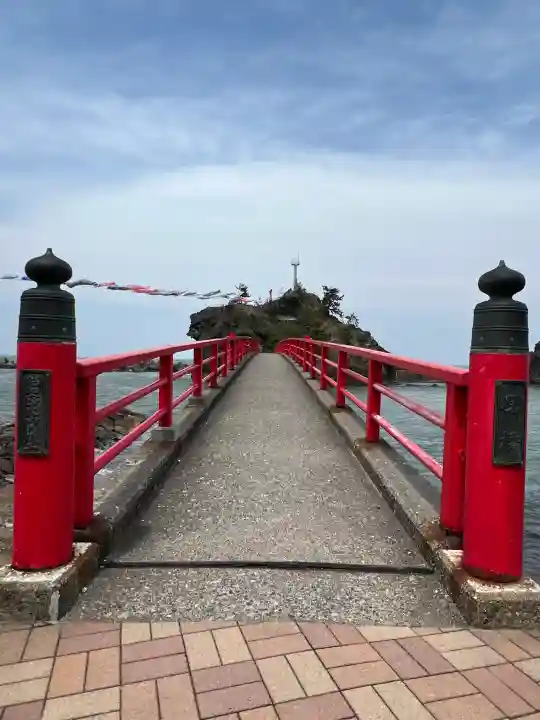 能生白山神社末社厳島神社の{uncategorized: "未分類", other: "その他", undefined: "問題あり", building: "その他建物", grave: "お墓", sacred_gate: "鳥居", guardian: "狛犬", statue: "像", buddha: "仏像", history: "歴史", nature: "自然", garden: "庭園", animal: "動物", pagoda: "塔", temizu: "手水舎", mountain_gate: "山門・神門", sanctuary: "本殿・本堂", subordinate: "末社・摂社", art: "芸術", scenery: "景色", jizo: "地蔵", ema: "絵馬", goshuin: "御朱印", omikuji: "おみくじ", items: "授与品その他", amulet: "お守り", goshuincho: "御朱印帳", eats: "食事", festival: "お祭り", votive_dance: "神楽", shichigosan: "七五三参", wedding: "結婚式", experience: "体験その他", initially: "初詣", around: "周辺", anti_infection: "感染症対策"}