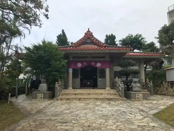 識名宮の本殿・本堂