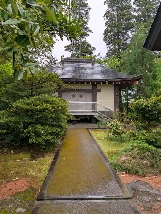 越中一宮 髙瀬神社の{uncategorized: "未分類", other: "その他", undefined: "問題あり", building: "その他建物", grave: "お墓", sacred_gate: "鳥居", guardian: "狛犬", statue: "像", buddha: "仏像", history: "歴史", nature: "自然", garden: "庭園", animal: "動物", pagoda: "塔", temizu: "手水舎", mountain_gate: "山門・神門", sanctuary: "本殿・本堂", subordinate: "末社・摂社", art: "芸術", scenery: "景色", jizo: "地蔵", ema: "絵馬", goshuin: "御朱印", omikuji: "おみくじ", items: "授与品その他", amulet: "お守り", goshuincho: "御朱印帳", eats: "食事", festival: "お祭り", votive_dance: "神楽", shichigosan: "七五三参", wedding: "結婚式", experience: "体験その他", initially: "初詣", around: "周辺", anti_infection: "感染症対策"}