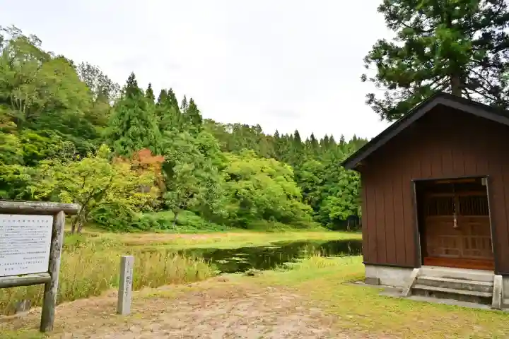 郡殿の池弁財天社(新潟県)