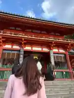 八坂神社(祇園さん)の{uncategorized: "未分類", other: "その他", undefined: "問題あり", building: "その他建物", grave: "お墓", sacred_gate: "鳥居", guardian: "狛犬", statue: "像", buddha: "仏像", history: "歴史", nature: "自然", garden: "庭園", animal: "動物", pagoda: "塔", temizu: "手水舎", mountain_gate: "山門・神門", sanctuary: "本殿・本堂", subordinate: "末社・摂社", art: "芸術", scenery: "景色", jizo: "地蔵", ema: "絵馬", goshuin: "御朱印", omikuji: "おみくじ", items: "授与品その他", amulet: "お守り", goshuincho: "御朱印帳", eats: "食事", festival: "お祭り", votive_dance: "神楽", shichigosan: "七五三参", wedding: "結婚式", experience: "体験その他", initially: "初詣", around: "周辺", anti_infection: "感染症対策"}