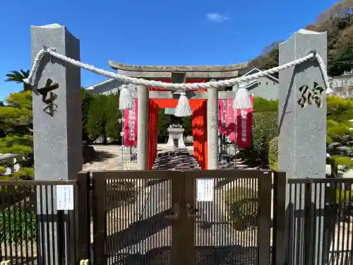 聖光寺の{uncategorized: "未分類", other: "その他", undefined: "問題あり", building: "その他建物", grave: "お墓", sacred_gate: "鳥居", guardian: "狛犬", statue: "像", buddha: "仏像", history: "歴史", nature: "自然", garden: "庭園", animal: "動物", pagoda: "塔", temizu: "手水舎", mountain_gate: "山門・神門", sanctuary: "本殿・本堂", subordinate: "末社・摂社", art: "芸術", scenery: "景色", jizo: "地蔵", ema: "絵馬", goshuin: "御朱印", omikuji: "おみくじ", items: "授与品その他", amulet: "お守り", goshuincho: "御朱印帳", eats: "食事", festival: "お祭り", votive_dance: "神楽", shichigosan: "七五三参", wedding: "結婚式", experience: "体験その他", initially: "初詣", around: "周辺", anti_infection: "感染症対策"}