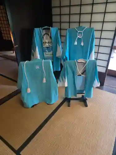 日野八坂神社の{uncategorized: "未分類", other: "その他", undefined: "問題あり", building: "その他建物", grave: "お墓", sacred_gate: "鳥居", guardian: "狛犬", statue: "像", buddha: "仏像", history: "歴史", nature: "自然", garden: "庭園", animal: "動物", pagoda: "塔", temizu: "手水舎", mountain_gate: "山門・神門", sanctuary: "本殿・本堂", subordinate: "末社・摂社", art: "芸術", scenery: "景色", jizo: "地蔵", ema: "絵馬", goshuin: "御朱印", omikuji: "おみくじ", items: "授与品その他", amulet: "お守り", goshuincho: "御朱印帳", eats: "食事", festival: "お祭り", votive_dance: "神楽", shichigosan: "七五三参", wedding: "結婚式", experience: "体験その他", initially: "初詣", around: "周辺", anti_infection: "感染症対策"}
