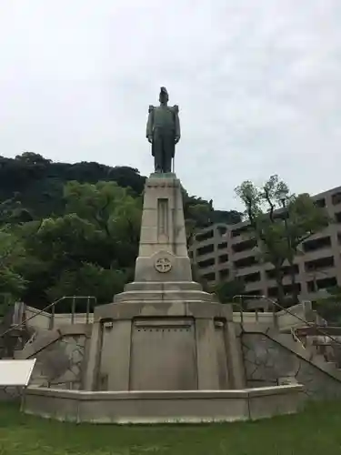 照國神社の像