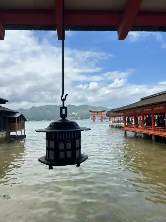 厳島神社の{uncategorized: "未分類", other: "その他", undefined: "問題あり", building: "その他建物", grave: "お墓", sacred_gate: "鳥居", guardian: "狛犬", statue: "像", buddha: "仏像", history: "歴史", nature: "自然", garden: "庭園", animal: "動物", pagoda: "塔", temizu: "手水舎", mountain_gate: "山門・神門", sanctuary: "本殿・本堂", subordinate: "末社・摂社", art: "芸術", scenery: "景色", jizo: "地蔵", ema: "絵馬", goshuin: "御朱印", omikuji: "おみくじ", items: "授与品その他", amulet: "お守り", goshuincho: "御朱印帳", eats: "食事", festival: "お祭り", votive_dance: "神楽", shichigosan: "七五三参", wedding: "結婚式", experience: "体験その他", initially: "初詣", around: "周辺", anti_infection: "感染症対策"}